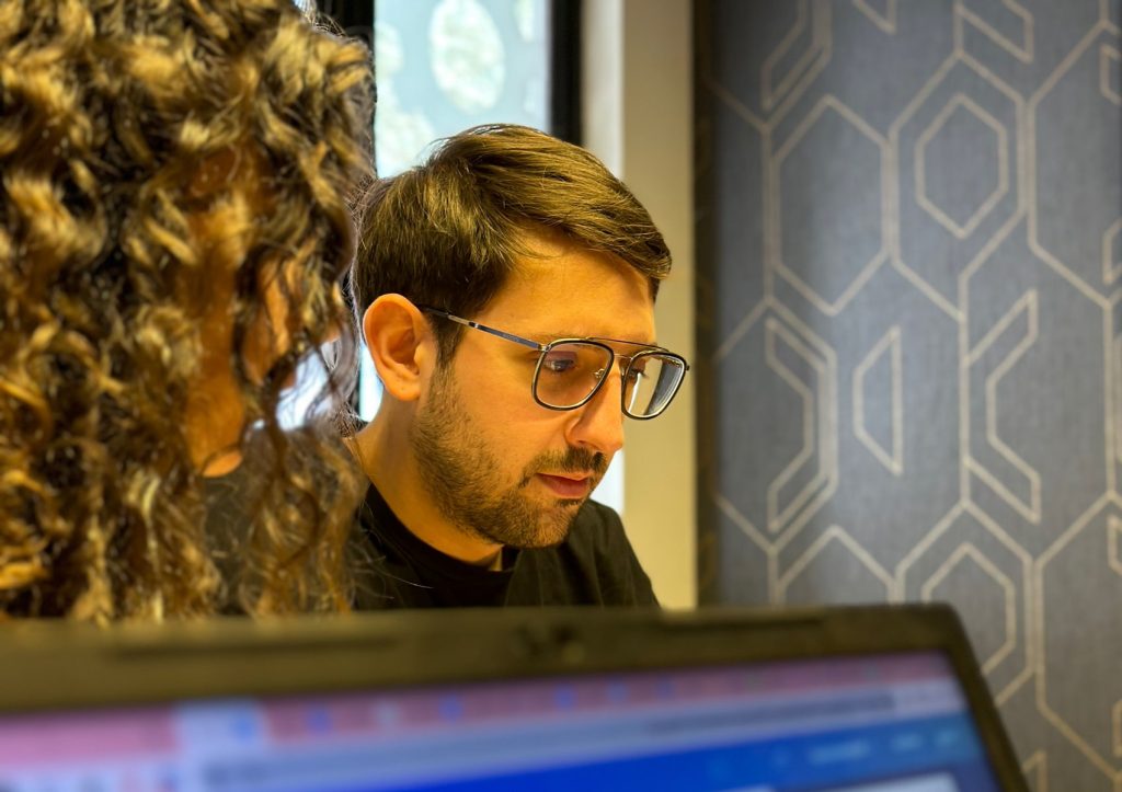 Integrante del equipo de Bellop trabajando frente a la computadora