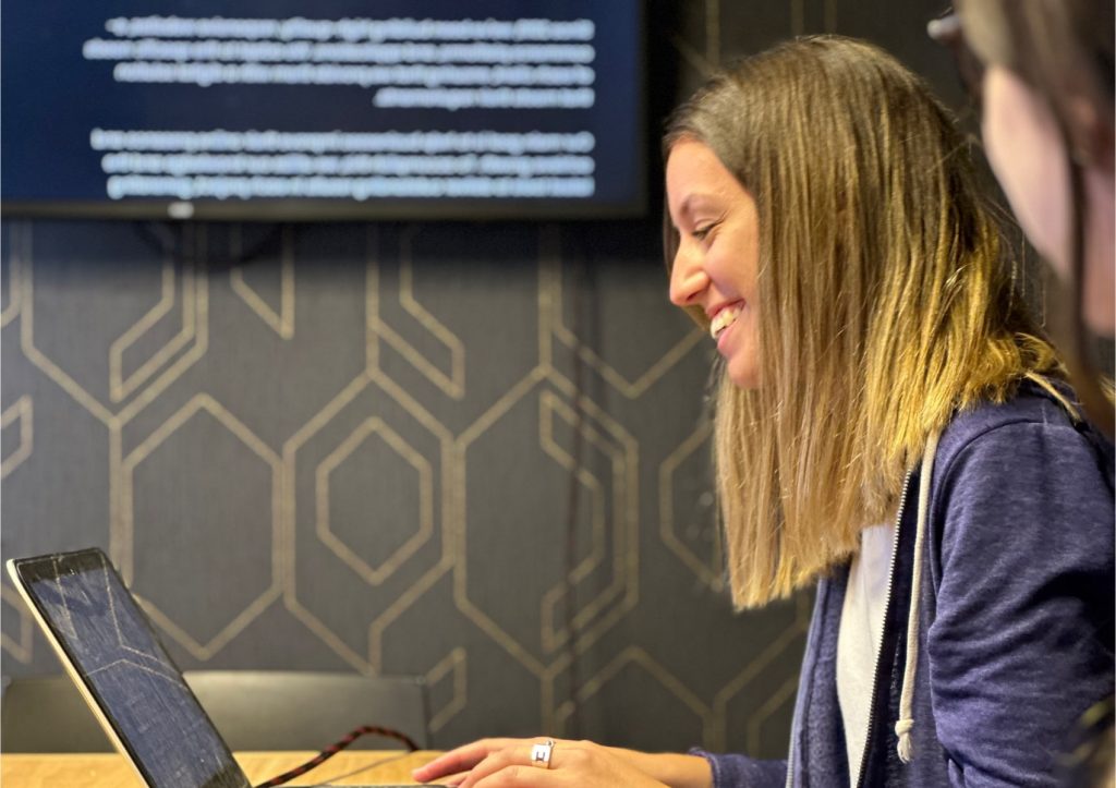 Integrante del equipo de Bellop trabajando con su laptop en la oficina